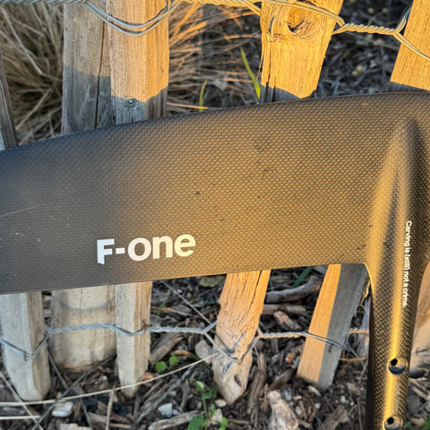 Aile Avant F-One SK8 V2 850cm2 Très Bon Etat