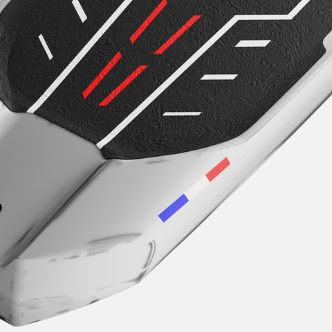 Planche wingfoil Blackbird Mid Length Carbon Brush White, vue lifestyle