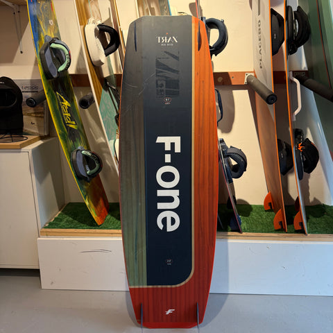 F-One Trax HRD 137cm 2024 Bon État